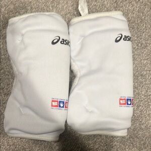 ASICS White Sports Knee Pads